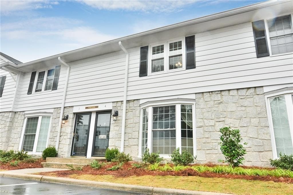 2 bedroom, 2 bathroom, 1,108 sq ft townhouse sold at 136 Peachtree Memorial Drive Pennsylvania #4, Atlanta, GA 30309