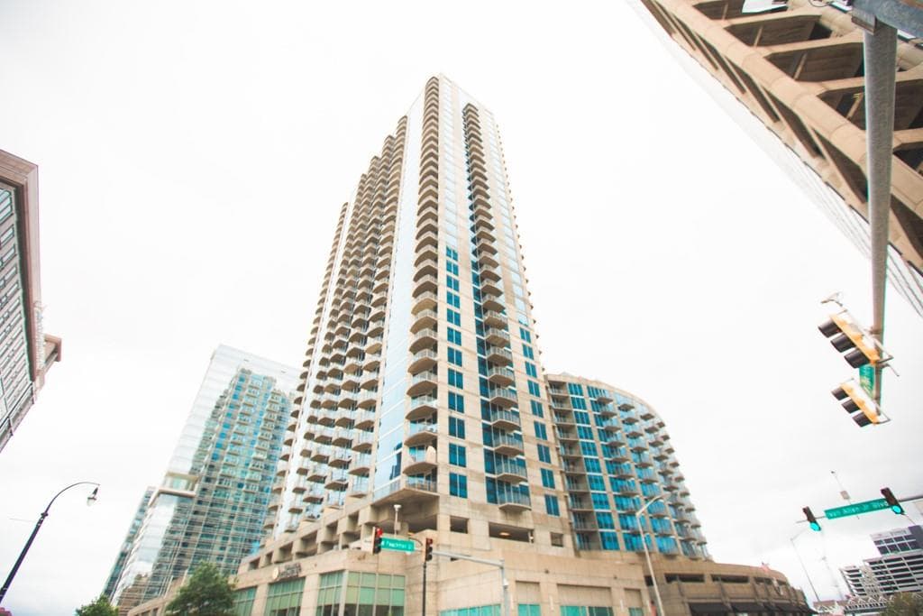 1 bedroom, 1 bathroom, 729 sq ft condominium sold at 400 W Peachtree St NW Street 3415, Atlanta, GA 30308
