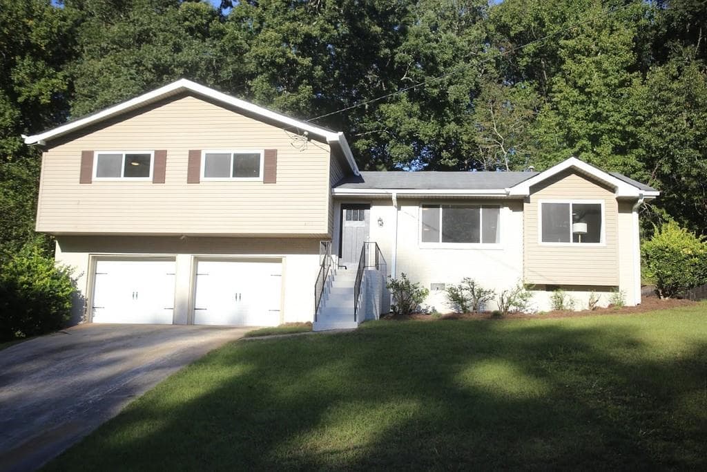 3 bedroom, 2 bathroom, 1,516 sq ft single family residence sold at 2407 Crestdale Circle, Atlanta, GA 30316