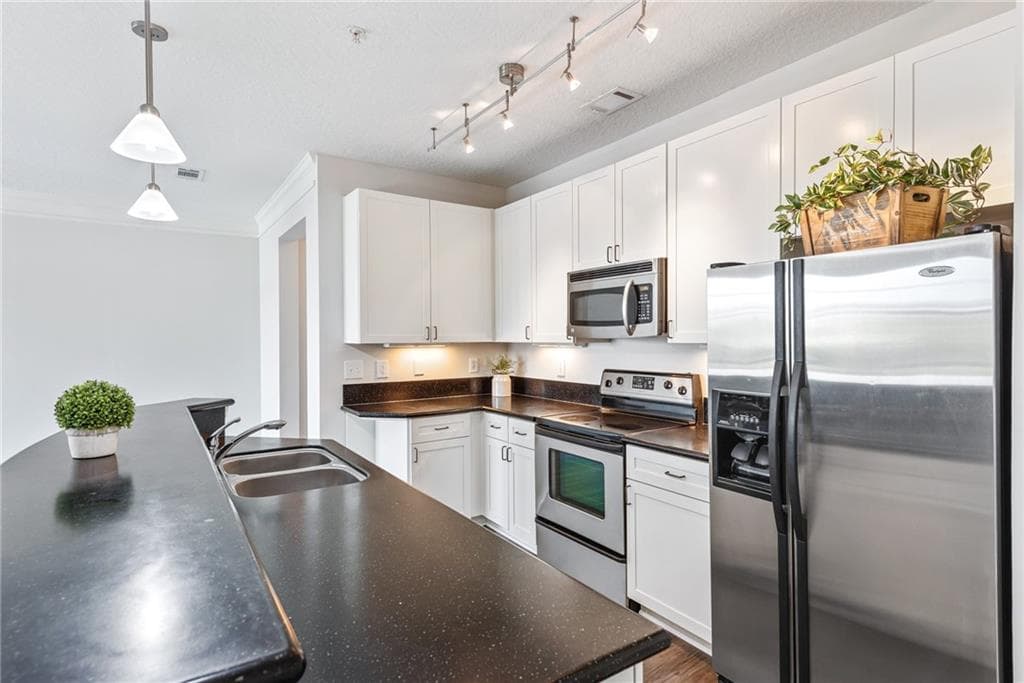 2 bedroom, 1 bathroom, 1,238 sq ft condominium sold at 400 17th Street 2411, Atlanta, GA 30363