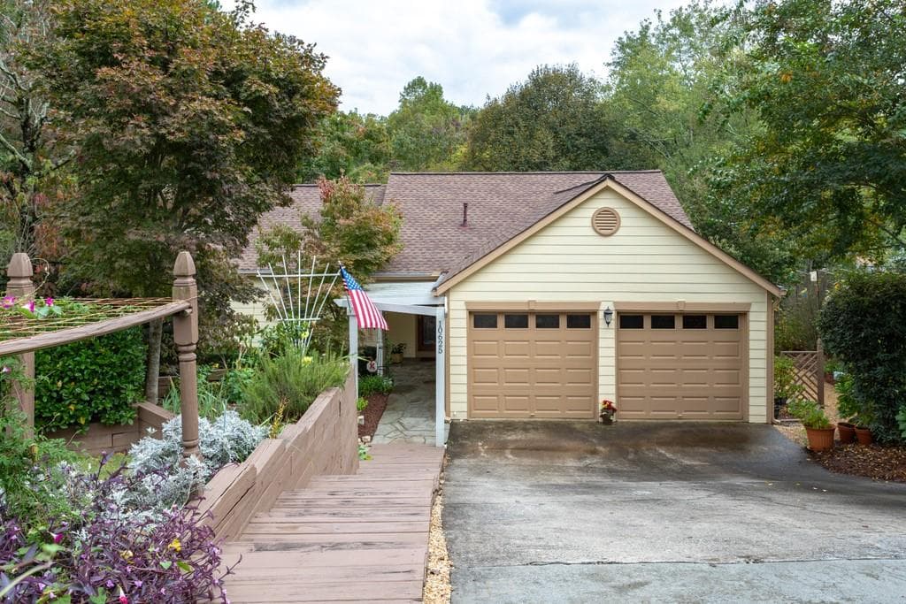 3 bedroom, 2 bathroom, 2,082 sq ft single family residence sold at 10625 Colony Glen Drive, Johns Creek, GA 30022