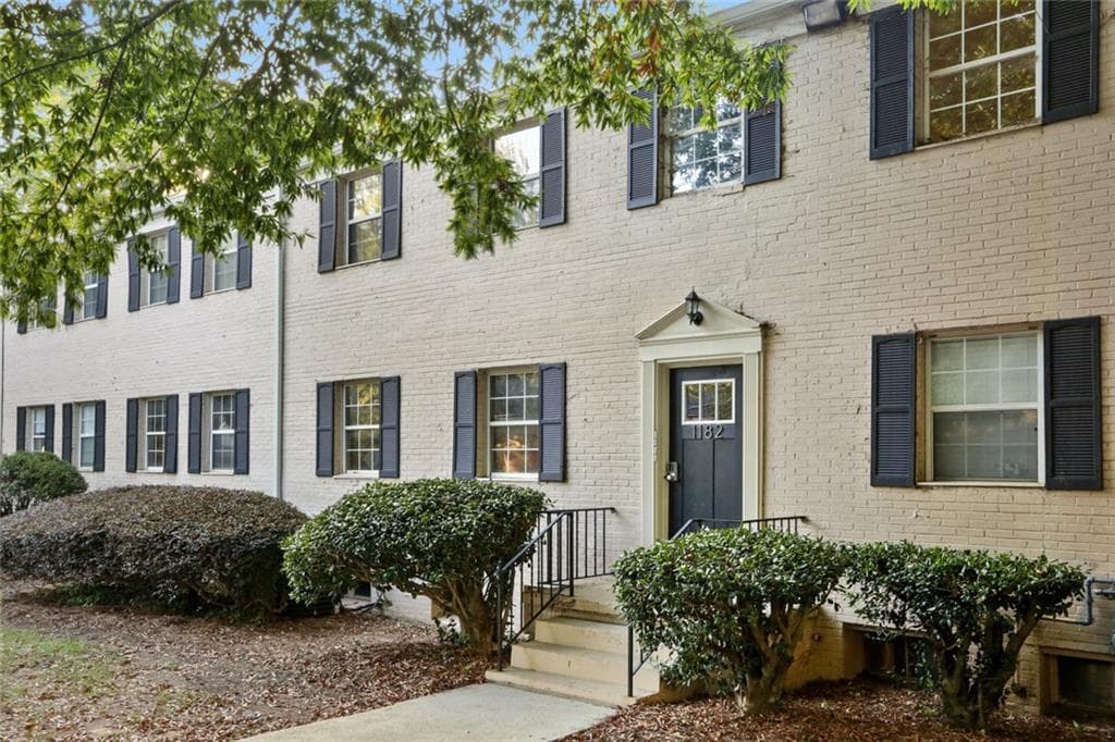 2 bedroom, 1 bathroom, 1,092 sq ft condominium sold at 1182 Church Street 1, Decatur, GA 30030