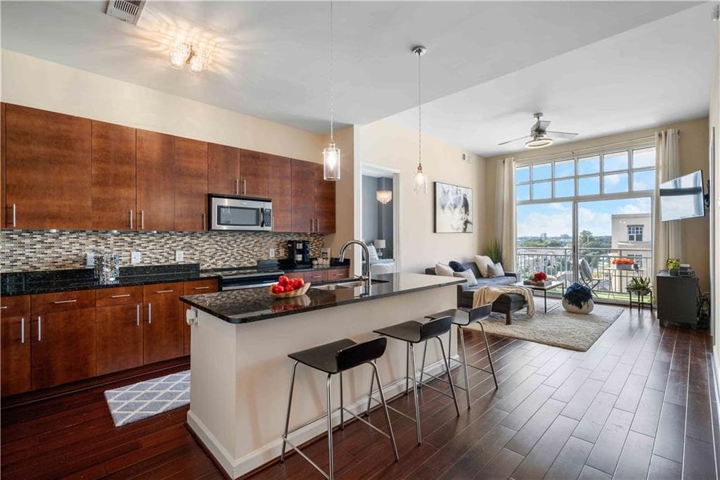 2 bedroom, 2 bathroom, 1,061 sq ft condominium sold at 711 Cosmopolitan Drive 824, Atlanta, GA 30324