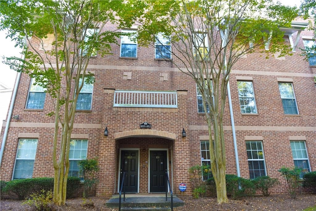 3 bedroom, 2 bathroom, 1,669 sq ft condominium sold at 245 Amal Drive 1011, Atlanta, GA 30315