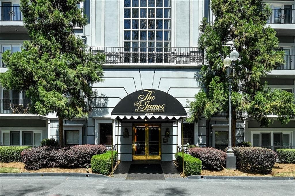 2 bedroom, 2 bathroom, 1,249 sq ft condominium sold at 3201 Lenox Road 18, Atlanta, GA 30324