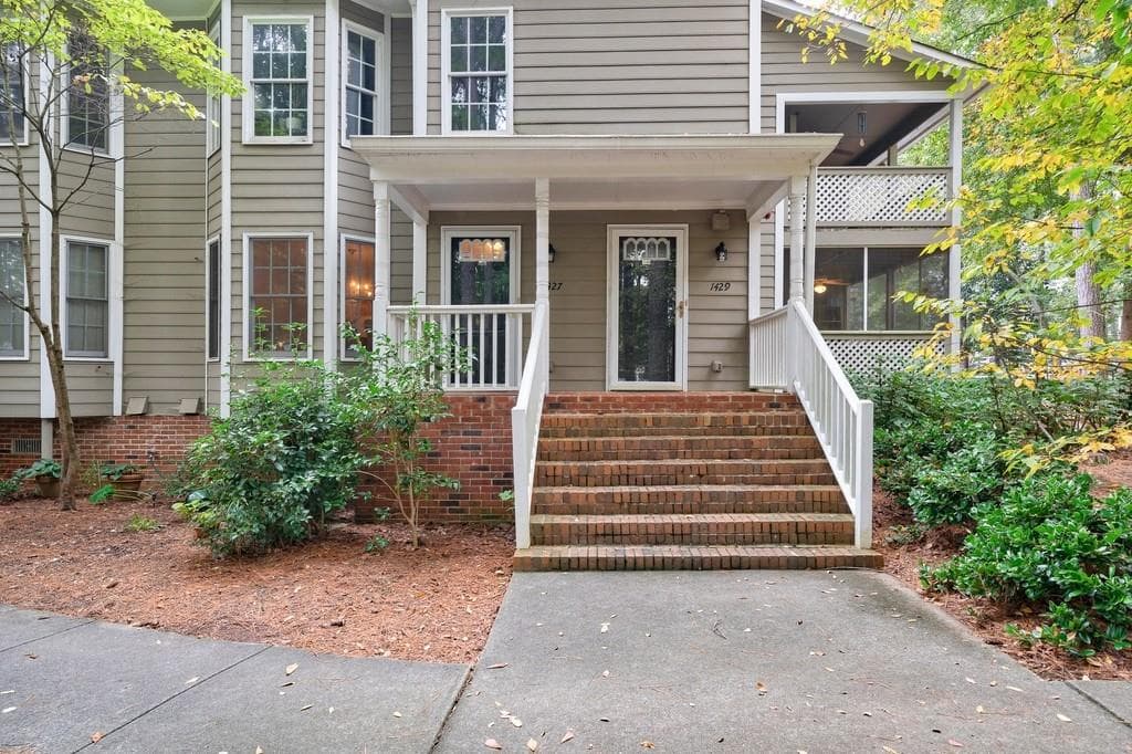 2 bedroom, 2 bathroom, 1,460 sq ft condominium sold at 1427 Oakridge Circle, Decatur, GA 30033
