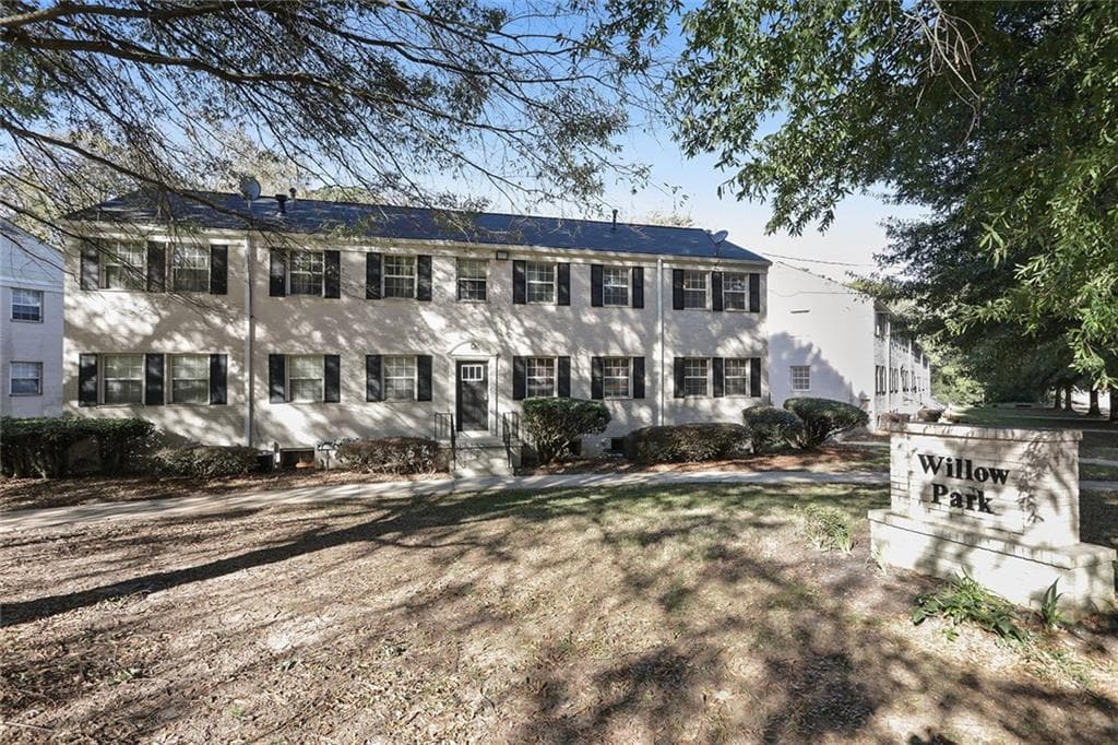 2 bedroom, 1 bathroom, 896 sq ft condominium sold at 417 Willow Lane 4, Decatur, GA 30030