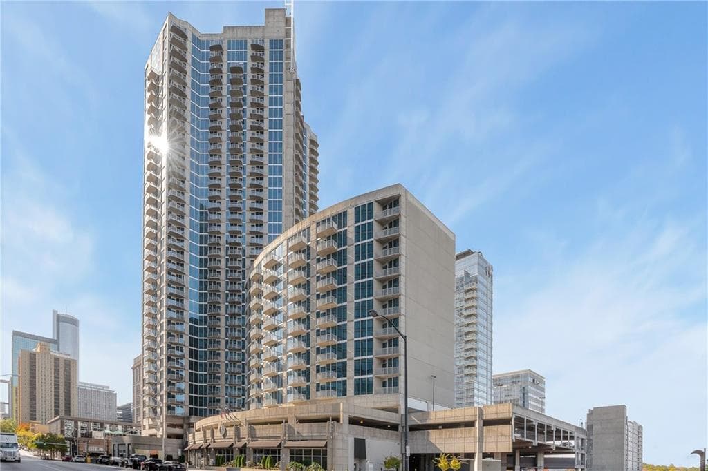 2 bedroom, 2 bathroom, 1,075 sq ft condominium sold at 400 W Peachtree Street 2211, Atlanta, GA 30308