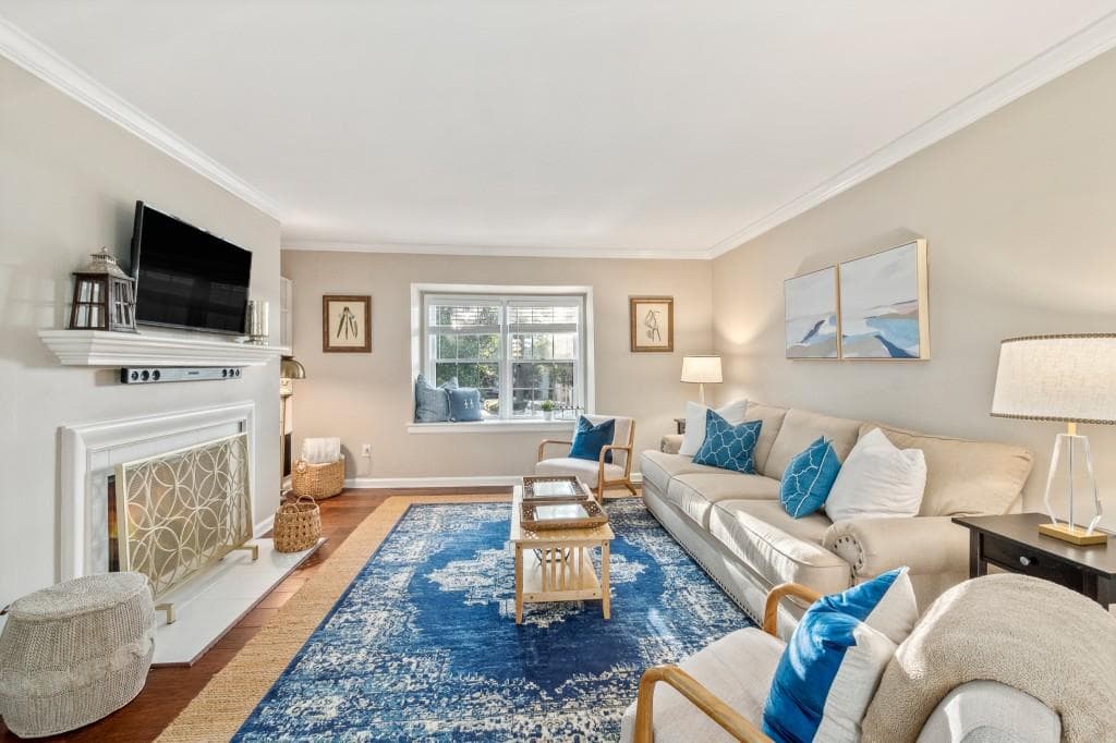 3 bedroom, 2 bathroom, 1,346 sq ft condominium sold at 53 Chaumont Square, Atlanta, GA 30327