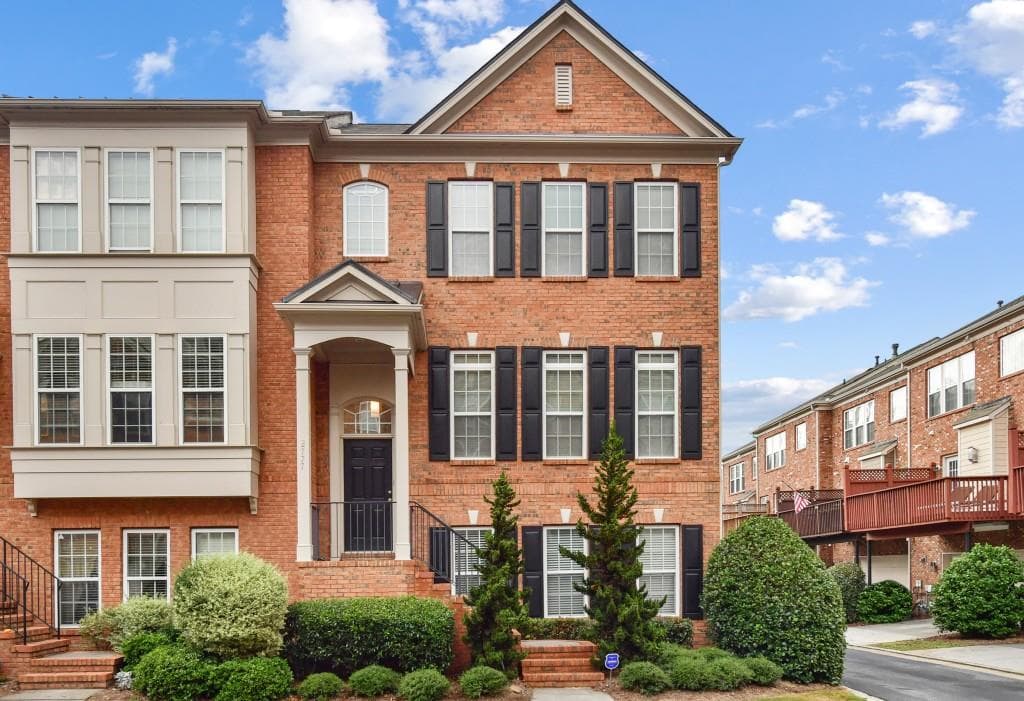 3 bedroom, 4 bathroom, 2,328 sq ft townhouse sold at 2777 Loftview Square, Atlanta, GA 30339