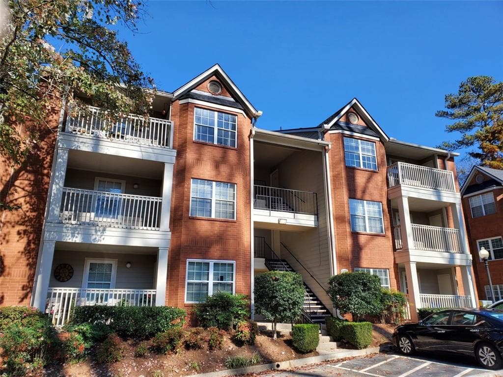 1 bedroom, 1 bathroom, 690 sq ft condominium sold at 4102 CHASTAIN PARK Court, Atlanta, GA 30342
