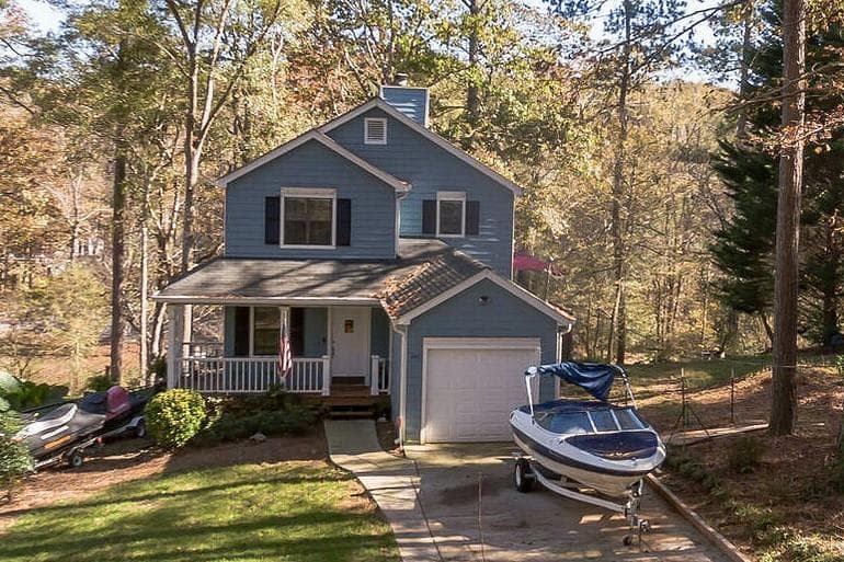 3 bedroom, 3 bathroom, 1,550 sq ft single family residence sold at 580 Lake Drive, Snellville, GA 30039