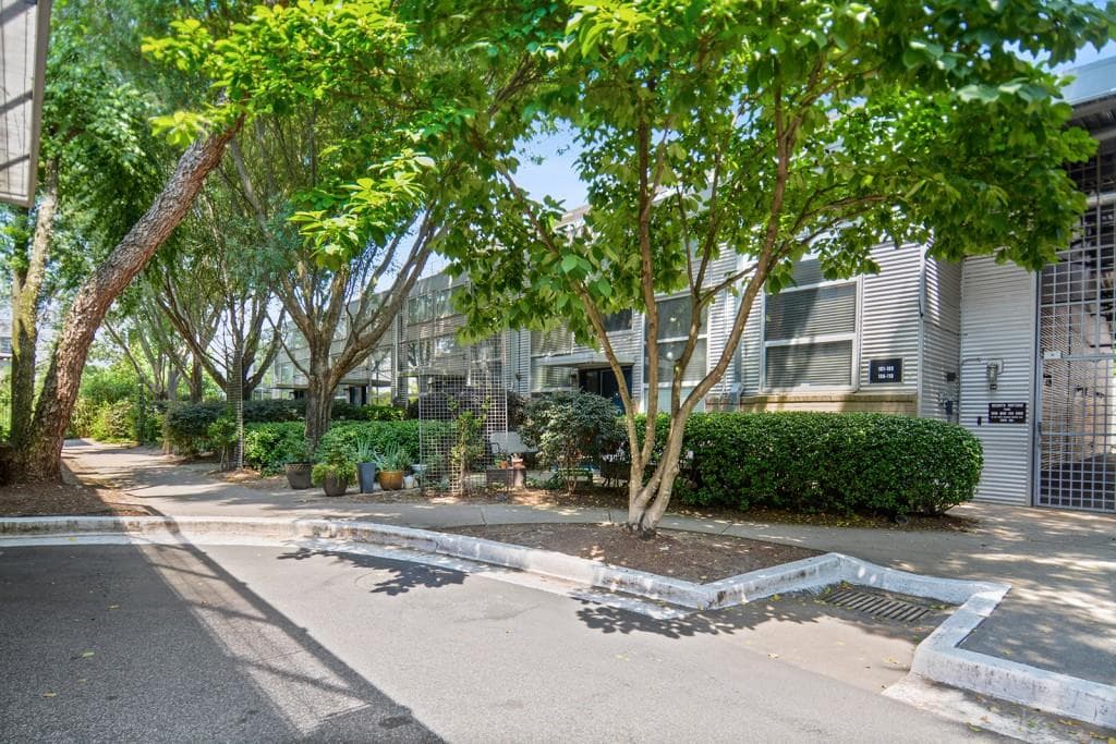 1 bedroom, 2 bathroom, 1,131 sq ft townhouse sold at 400 Village Parkway 114, Atlanta, GA 30306