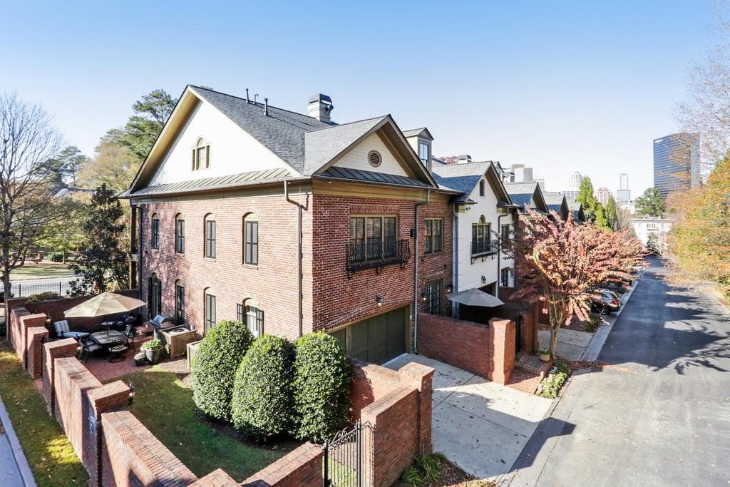 3 bedroom, 5 bathroom, 3,565 sq ft townhouse sold at 3127 Lenox Road 40, Atlanta, GA 30324