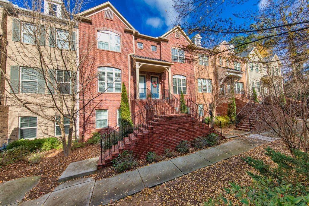 3 bedroom, 4 bathroom, 2,200 sq ft condominium sold at 2669 Almshouse Lane 41, Atlanta, GA 30329