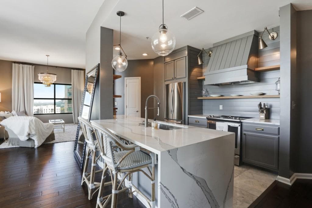 2 bedroom, 2 bathroom, 1,233 sq ft condominium sold at 3040 Peachtree Road 1612, Atlanta, GA 30305