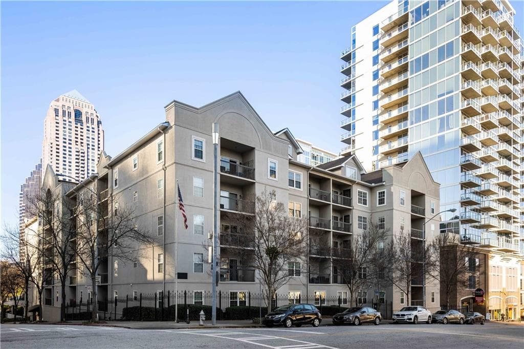 2 bedroom, 2 bathroom, 1,000 sq ft condominium sold at 1075 Peachtree Walk A517, Atlanta, GA 30309
