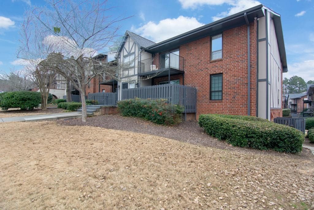 1 bedroom, 1 bathroom, 797 sq ft condominium sold at 6851 Roswell Road O7, Sandy Springs, GA 30328