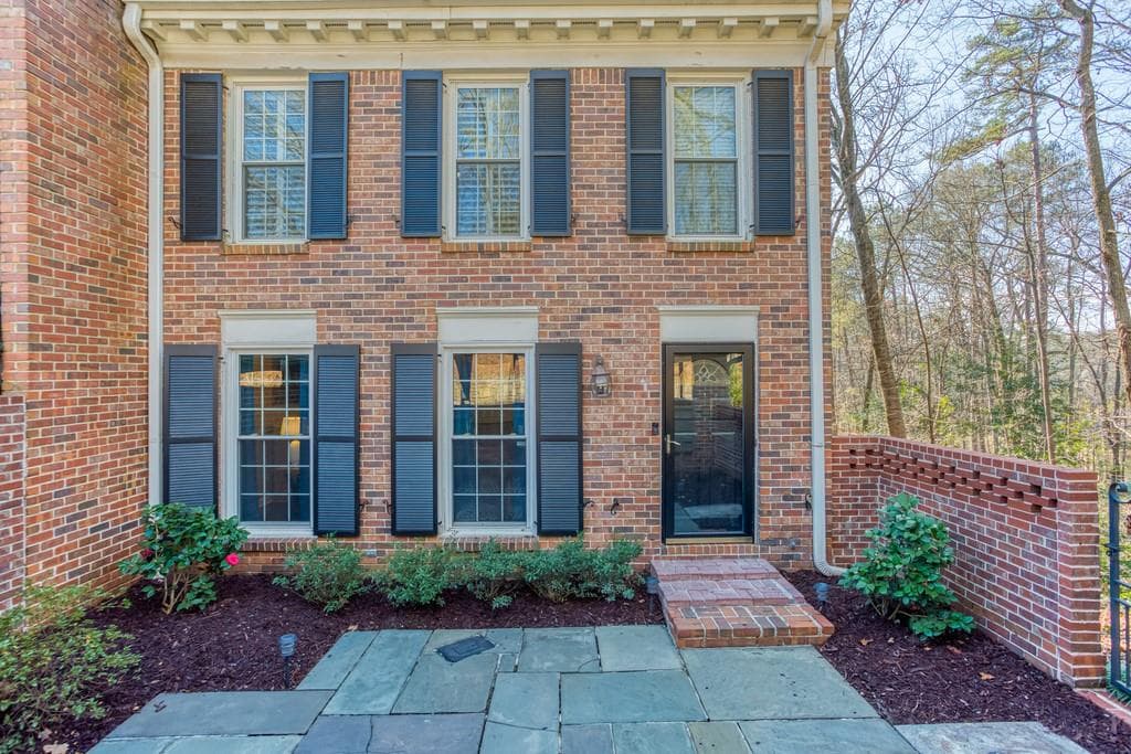 3 bedroom, 4 bathroom, 2,760 sq ft condominium sold at 314 The Chace, Atlanta, GA 30328