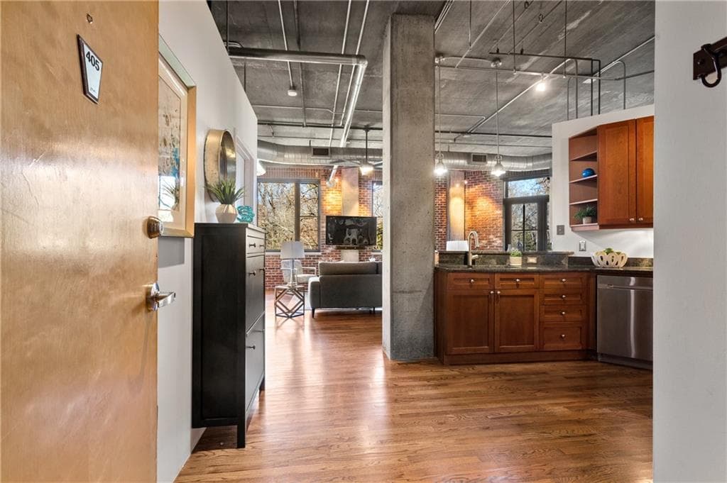 2 bedroom, 2 bathroom, 1,232 sq ft condominium sold at 3235 Roswell Road 405, Atlanta, GA 30305