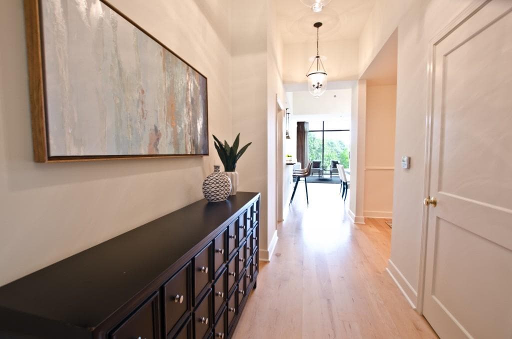2 bedroom, 3 bathroom, 1,594 sq ft condominium sold at 2795 Peachtree Road 405, Atlanta, GA 30305
