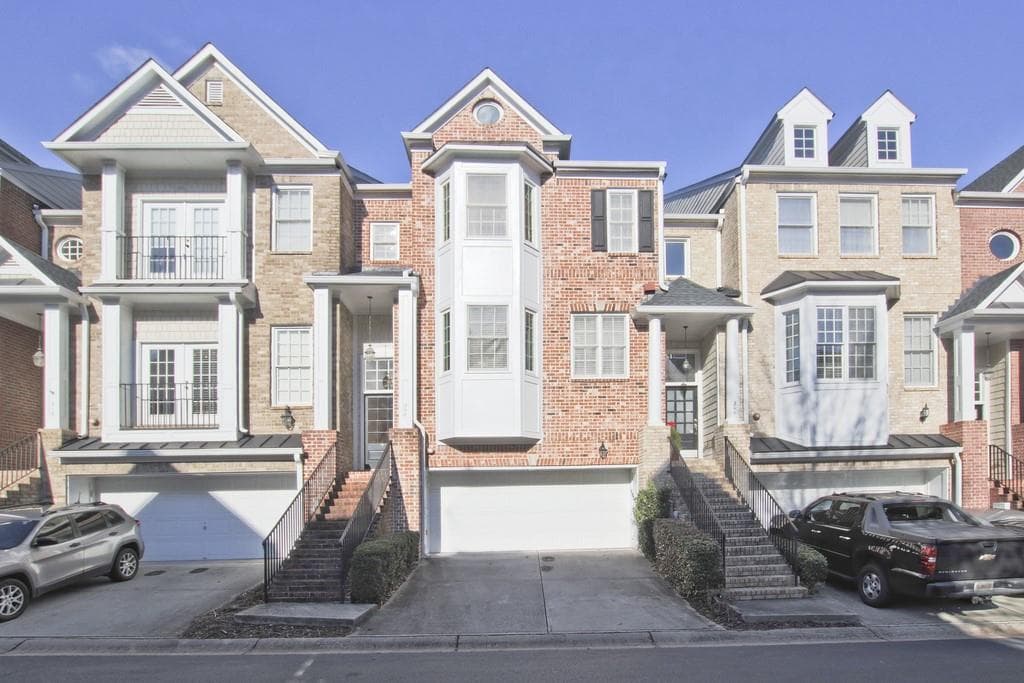 3 bedroom, 4 bathroom, 2,552 sq ft townhouse sold at 208 Creekway Crossing, Smyrna, GA 30082