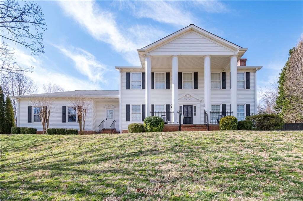 3 bedroom, 3 bathroom, 2,520 sq ft single family residence sold at 4016 Ashford Way, Gainesville, GA 30507