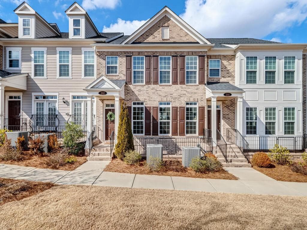 3 bedroom, 4 bathroom, 2,332 sq ft townhouse sold at 202 Braeden Way, Alpharetta, GA 30009
