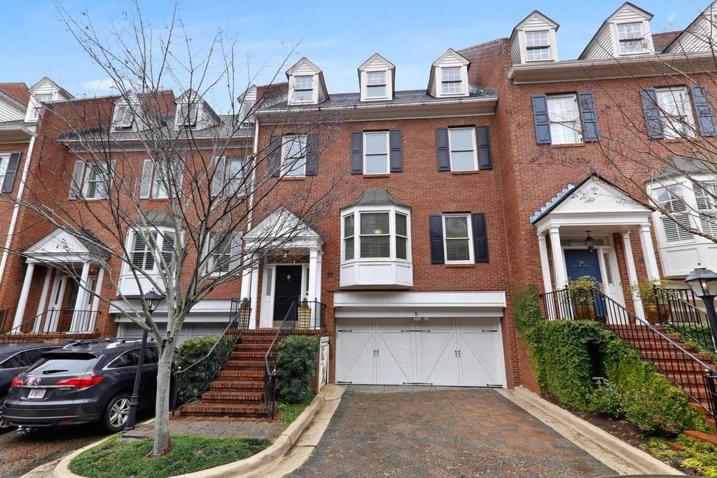 3 bedroom, 4 bathroom, 3,125 sq ft townhouse sold at 3685 Peachtree Road 8, Atlanta, GA 30319