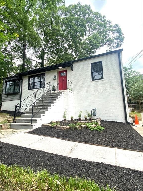 3 bedroom, 3 bathroom, 1,218 sq ft single family residence sold at 624 S Gordon Circle, Atlanta, GA 30354