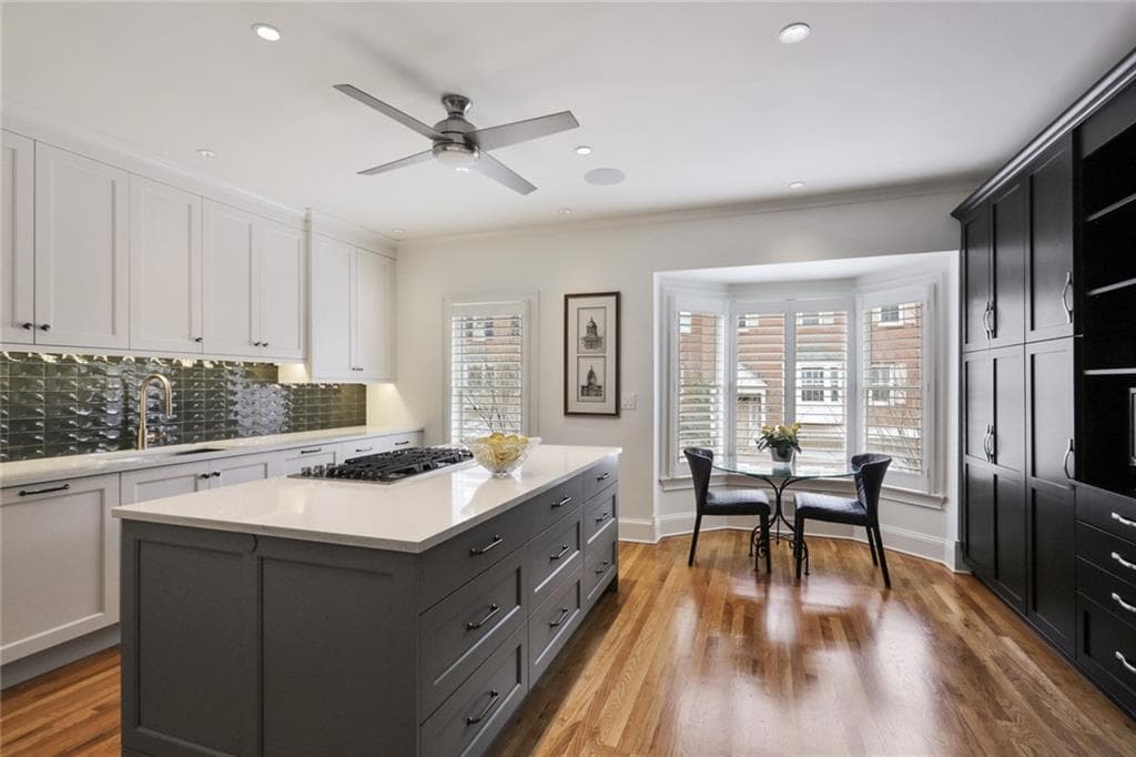 3 bedroom, 4 bathroom, 3,125 sq ft townhouse sold at 3685 Peachtree Road 10, Atlanta, GA 30319