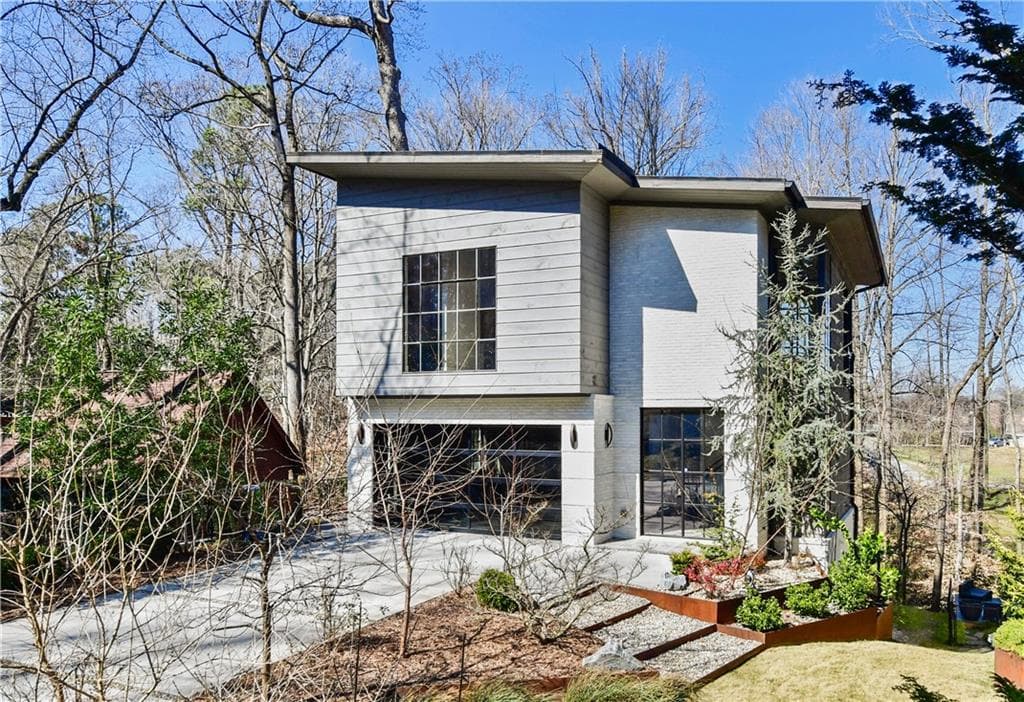 3 bedroom, 3 bathroom, 2,800 sq ft single family residence sold at 571 Overbrook Drive, Atlanta, GA 30318