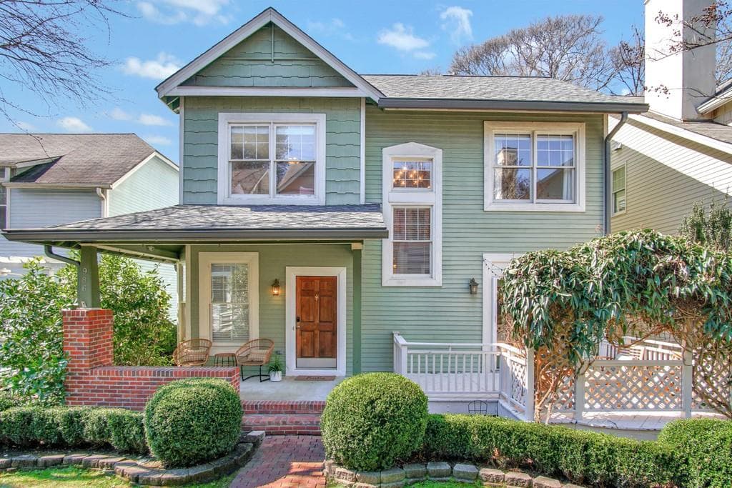 3 bedroom, 3 bathroom, 1,916 sq ft single family residence sold at 986 Blue Ridge Avenue, Atlanta, GA 30306