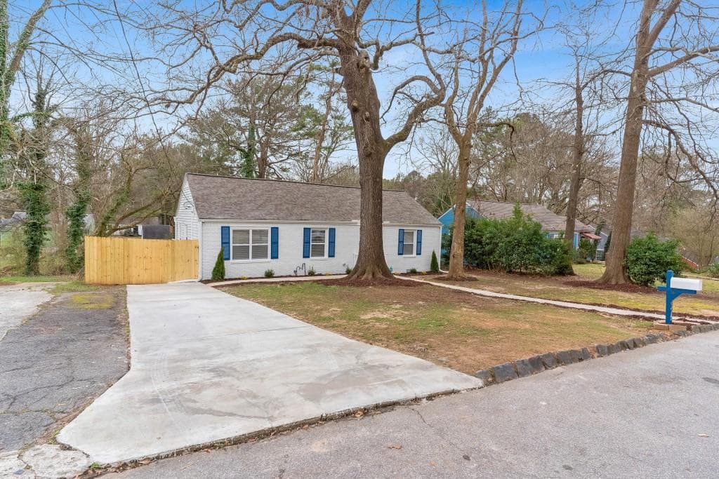 3 bedroom, 2 bathroom, 1,025 sq ft single family residence sold at 2074 Arlington Circle, Atlanta, GA 30318