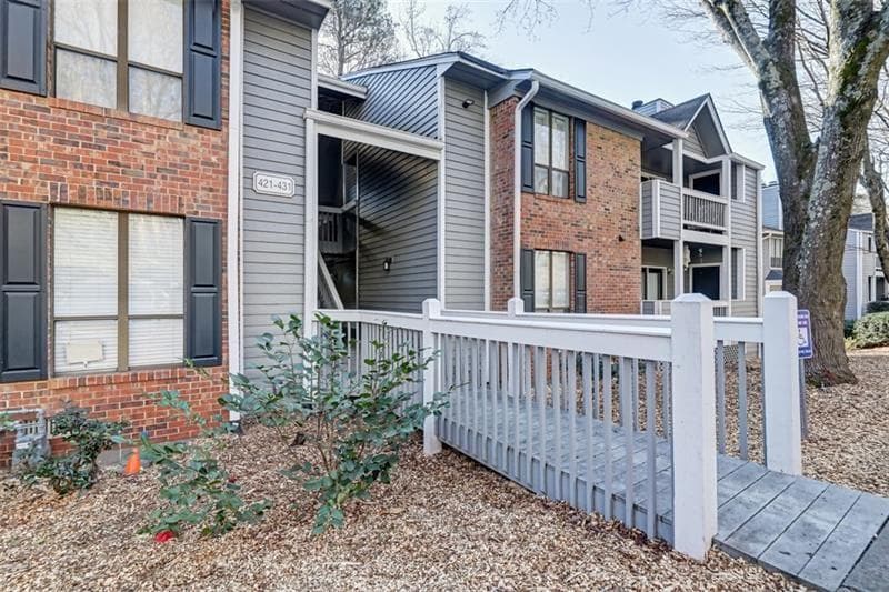 2 bedroom, 2 bathroom, 1,000 sq ft condominium sold at 427 Warm Springs Circle, Roswell, GA 30075