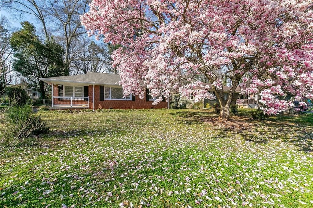 3 bedroom, 1 bathroom, 1,136 sq ft single family residence sold at 525 Kennesaw Drive, Smyrna, GA 30080