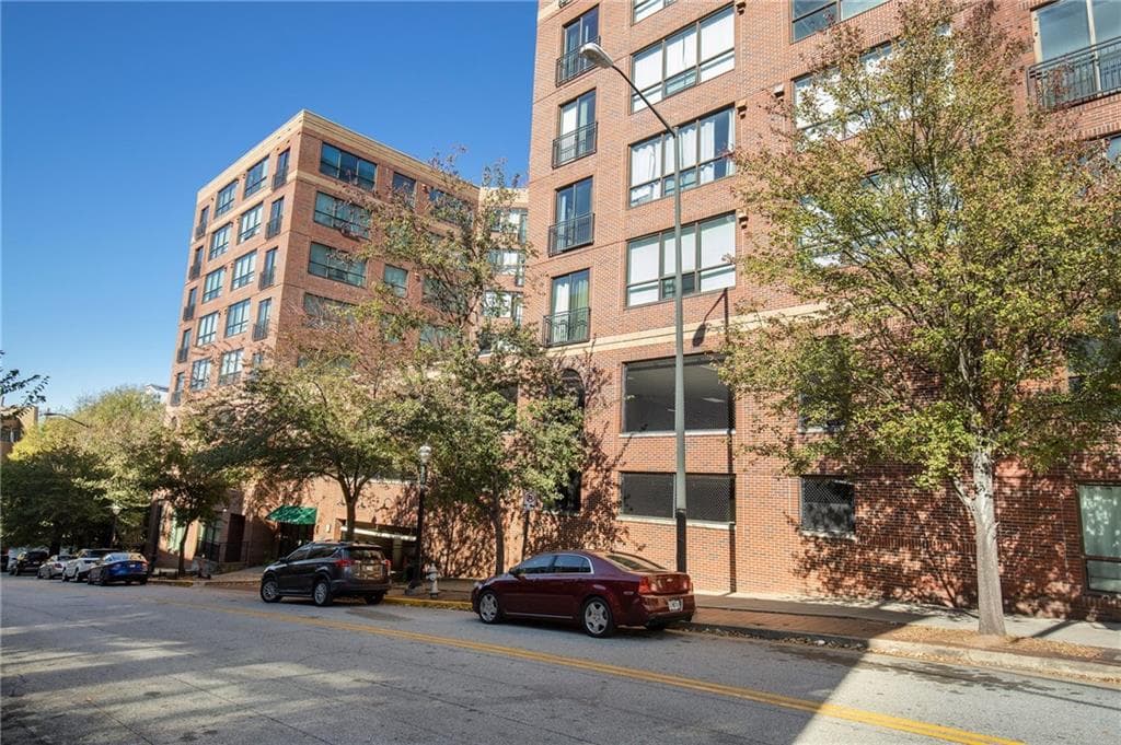 2 bedroom, 2 bathroom, 1,380 sq ft condominium sold at 115 W Peachtree Place 302, Atlanta, GA 30313