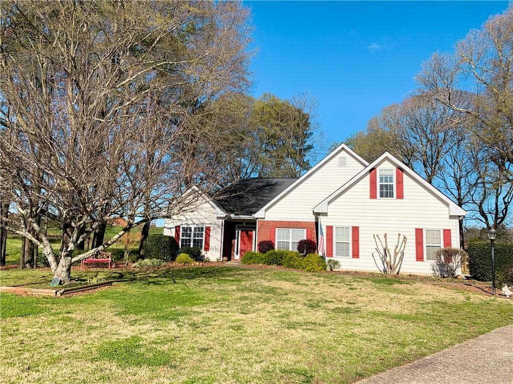 3 bedroom, 2 bathroom, 2,142 sq ft single family residence sold at 370 Olde Wick Trail, Hoschton, GA 30548