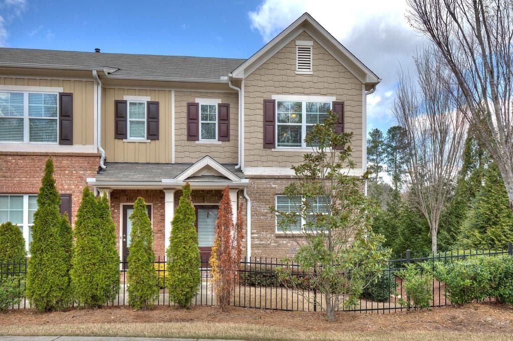 3 bedroom, 4 bathroom, 1,572 sq ft townhouse sold at 273 Aventine Lane, Smyrna, GA 30082