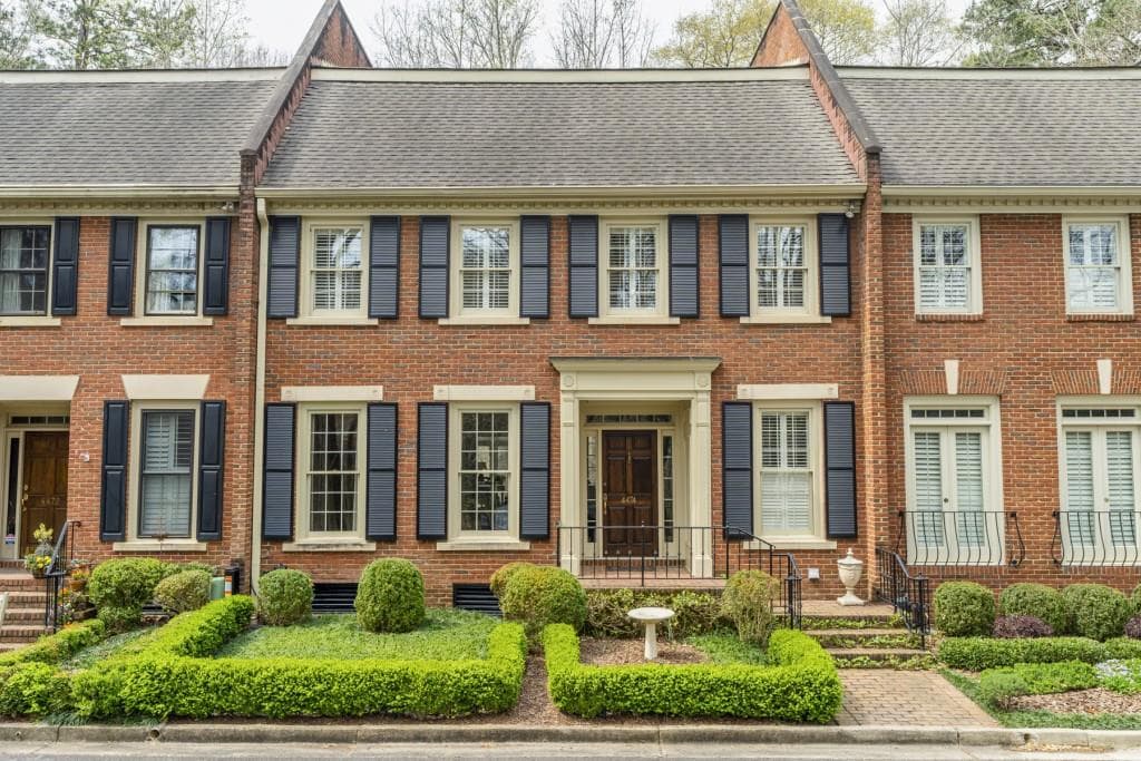 4 bedroom, 5 bathroom, 3,325 sq ft townhouse sold at 4474 Paces Battle, Atlanta, GA 30327