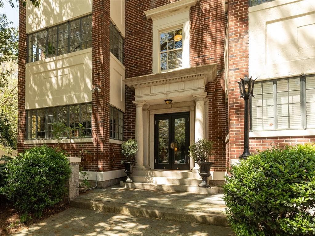 1 bedroom, 1 bathroom, 1,026 sq ft condominium sold at 1898 Wycliff Road 10, Atlanta, GA 30309