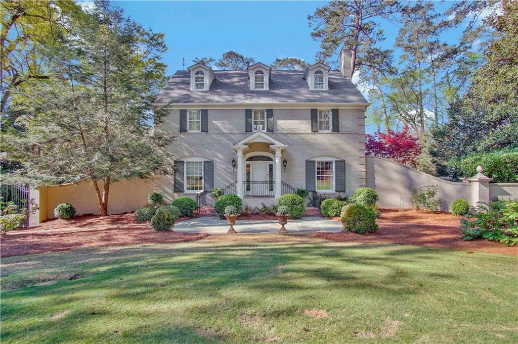 6 bedroom, 6 bathroom, 5,000 sq ft single family residence sold at 1050 Peachtree Battle Avenue, Atlanta, GA 30327