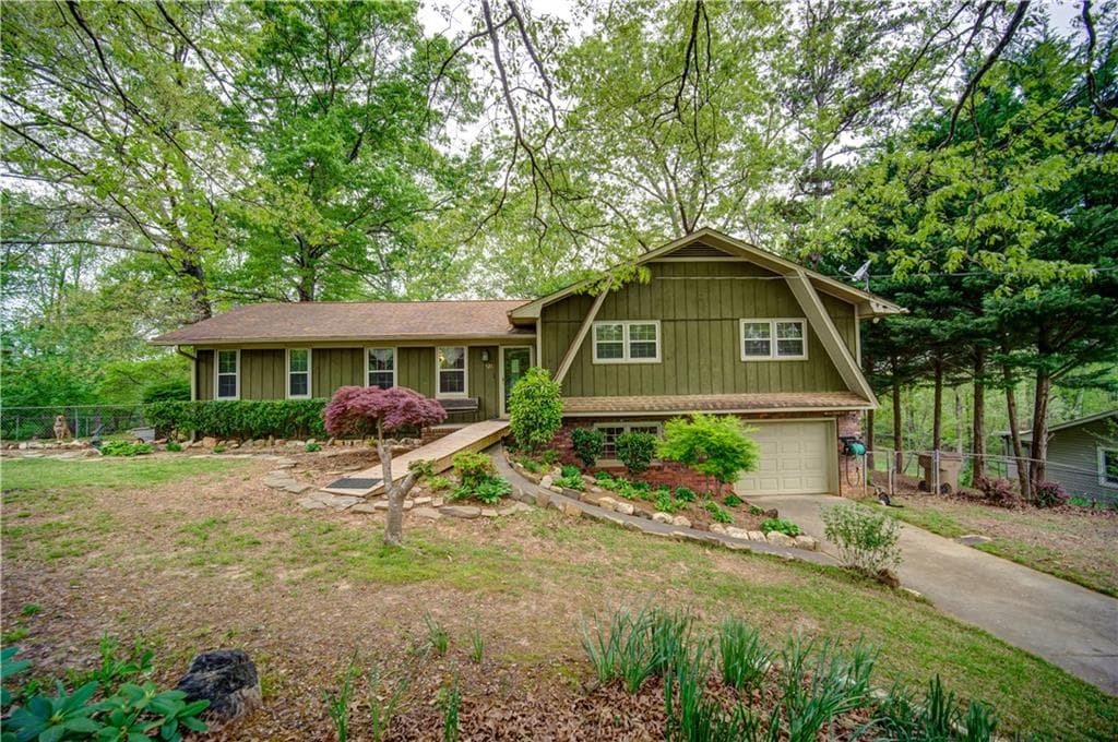 3 bedroom, 2 bathroom, 1,976 sq ft single family residence sold at 5219 Valleyview Drive, Acworth, GA 30102