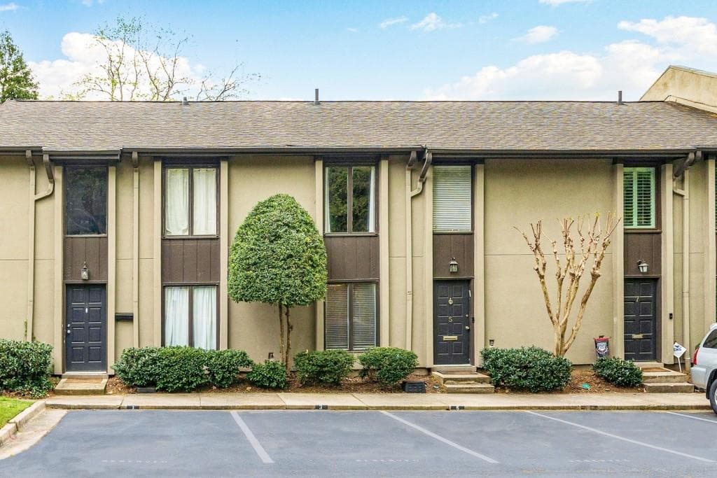 3 bedroom, 4 bathroom, 1,798 sq ft townhouse sold at 5 Ivy Trail, Atlanta, GA 30342