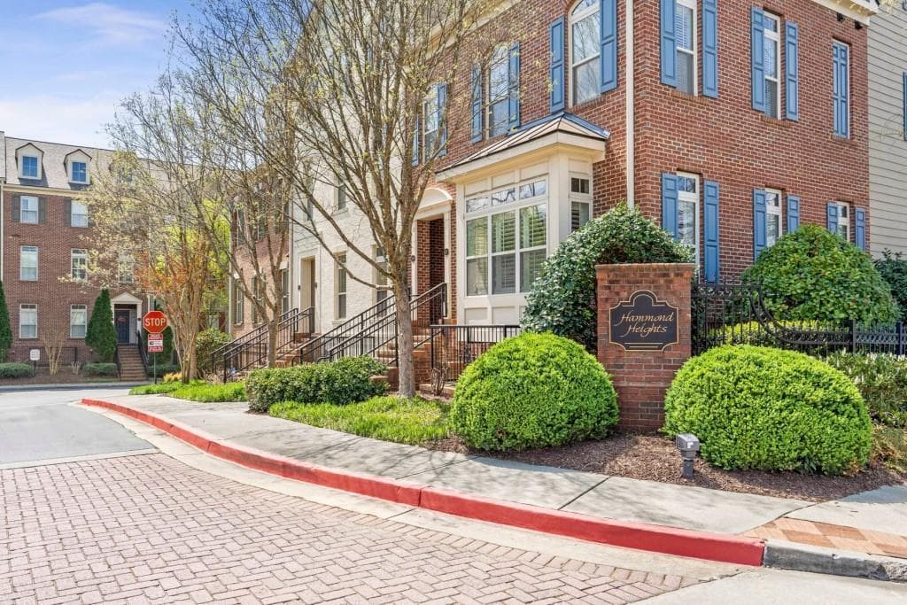 2 bedroom, 3 bathroom, 1,670 sq ft townhouse sold at 230 Le Gran Bend, Sandy Springs, GA 30328