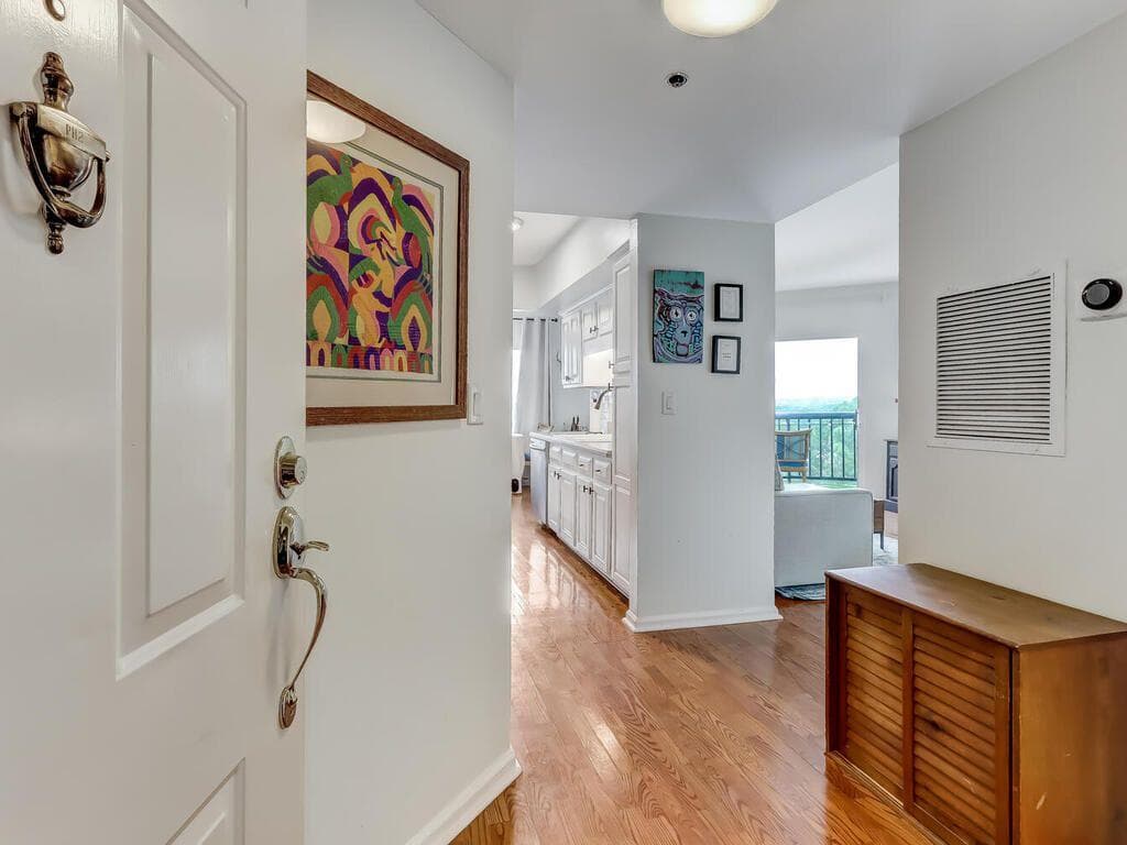 1 bedroom, 1 bathroom, 900 sq ft condominium sold at 1 Biscayne Drive #802, Atlanta, GA 30309