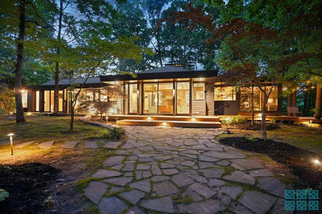3 bedroom, 2 bathroom, 2,610 sq ft single family residence sold at 265 Glen Lake Drive, Atlanta, GA 30327