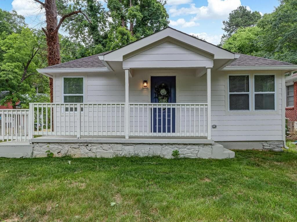 3 bedroom, 2 bathroom, 1,024 sq ft single family residence sold at 395 New Jersey Avenue, Atlanta, GA 30314
