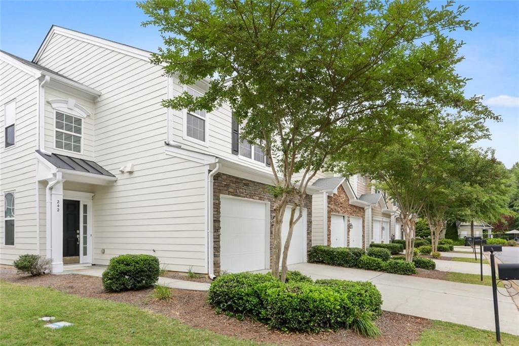3 bedroom, 3 bathroom, 1,686 sq ft townhouse sold at 242 Cavendar Way 15, Marietta, GA 30066
