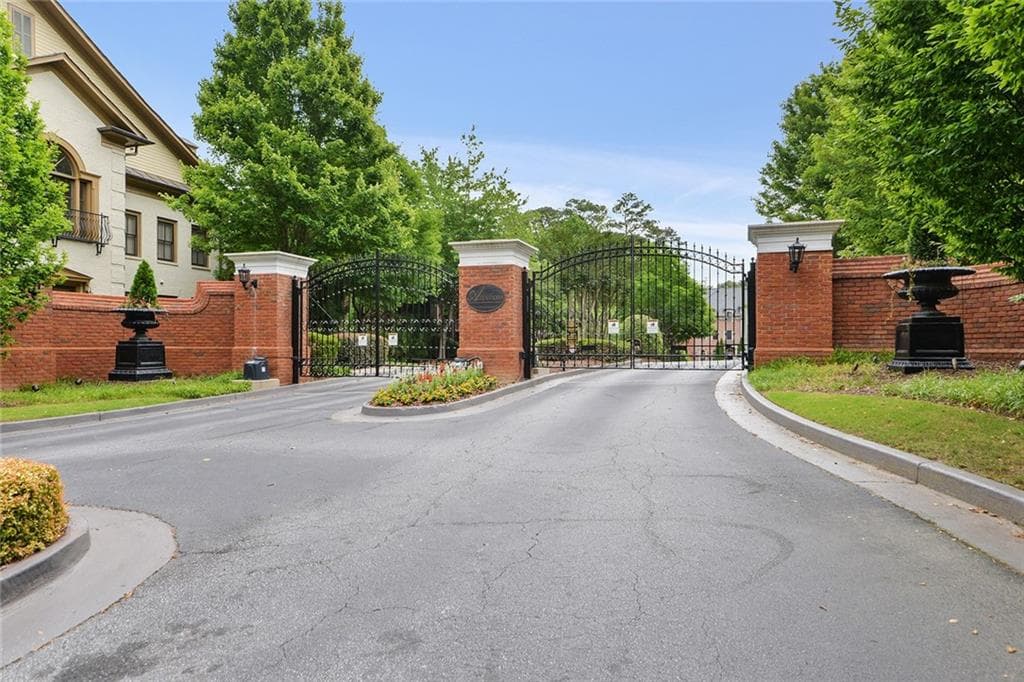 3 bedroom, 5 bathroom, 3,379 sq ft townhouse sold at 3127 Lenox Road 19, Atlanta, GA 30324